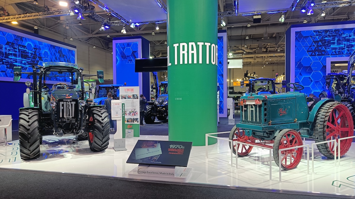 Il Trattore di New Holland, accanto ad un Fiat 702 del 1918 restaurato